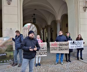 Wraca temat sprzedaży działki przy stadionie Tarczyński Arena. Ekolodzy protestują [ZDJĘCIA]