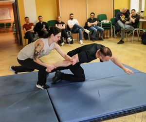 Odpowiedź na bandyckie ataki na ratowników medycznych w Warszawie. Przeszli ostre szkolenie