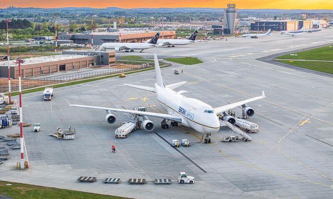 Międzynarodowy Port Lotniczy "Katowice" w Pyrzowicach ma drogę startową o długości 3200 m