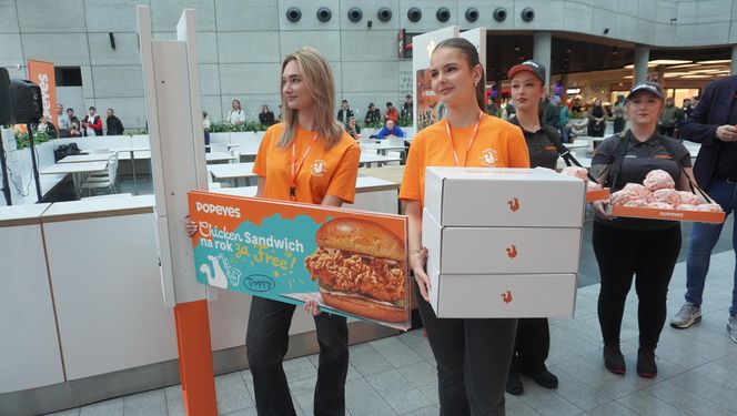 Tłumy na otwarciu Popeyes w Olsztynie. Rekordzista czekał w kolejce ponad 20 godzin