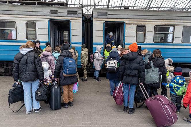 Wojna na Ukrainie. Tłumy uchodźców w Medyce i na dworcu we Lwowie