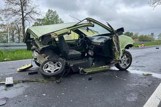 Siła uderzenia wyrzuciła fotel pasażera poza auto. Koszmarny wypadek na prostej drodze
