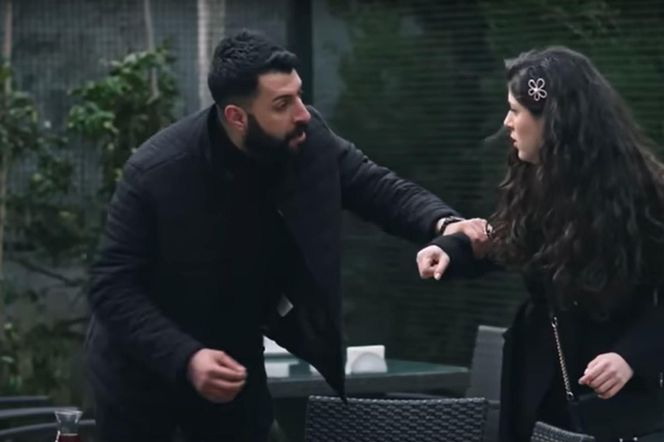 Niespodziewanie pojawi się tam mąż dziewczyny! Będzie próbował ją zmusić, by z nim poszła! 