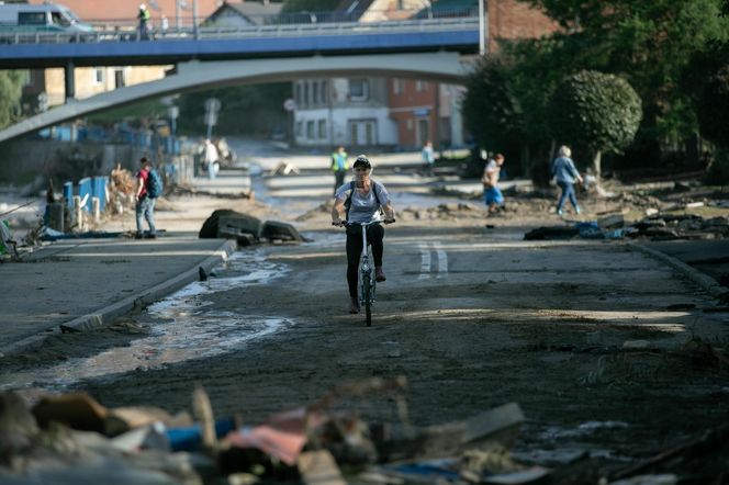 Sprzątanie po powodzi w miejscowości Lądek-Zdrój