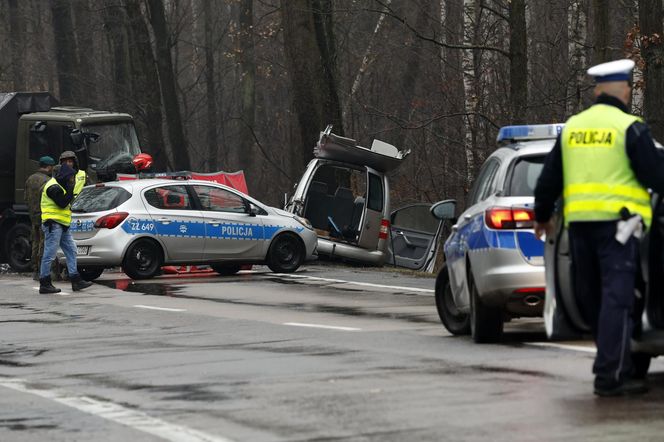 Wypadek ciężarówki z żołnierzami pod Warszawą. Jedna osoba nie żyje, pięć w szpitalu