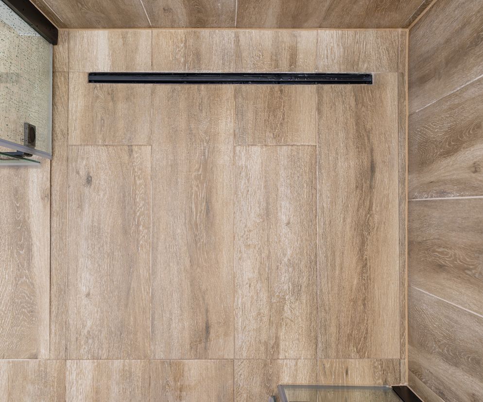 Brodzik podłogowy w nowoczesnej łazience. Jak zamontować syfon brodzikowy?