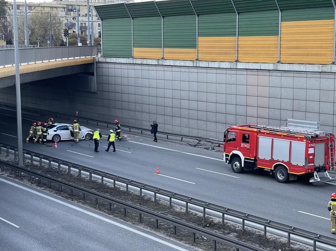 Gigantyczny korek na S8 w kierunku Poznania. BMW huknęło w barierki