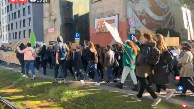Strajk Kobiet w Łodzi: Protestujący idą ulicami miasta