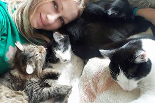 Nauczycielka ze Starachowic dała dom bezdomnym kociakom. Ewa Jarosz KOT i jej miłość 