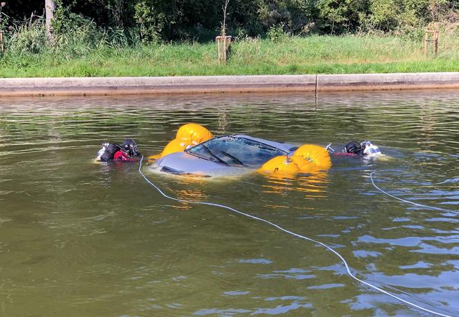 Auto zsunęło się do wody. Dramat na Kanale Grunwaldzkim