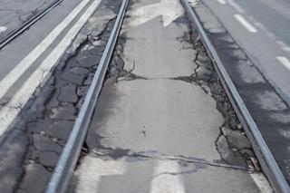 Ulica Trzebnicka we Wrocławiu się rozpada. Dziury takie, że można zostawić buty 