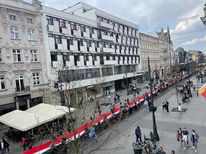 Ze 123 metrową flagą przeszli Piotrkowską do Manufaktury! [zdjęcia]