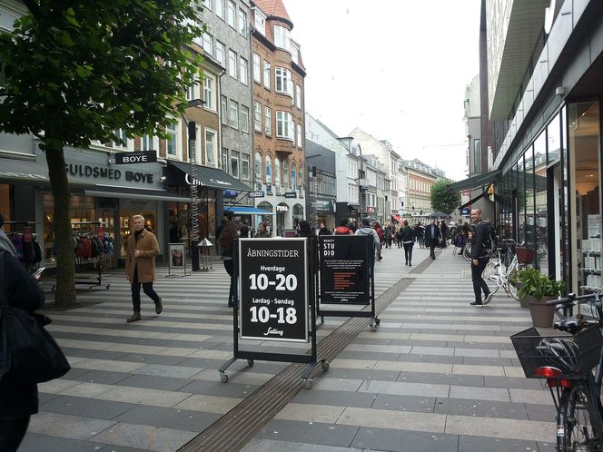 Ulica Strøget - reprezentacyjny deptak Kopenhagi, jeden z najdłuższych w Europie (1,1 km)