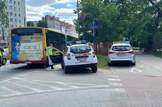 Część ciężarówki wpadła do autobusu. Ranna kierująca autobusem miejskim