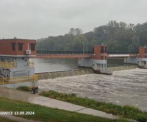 Fala opadów we Wrocławiu. Widać zwiększony przepływ wody 