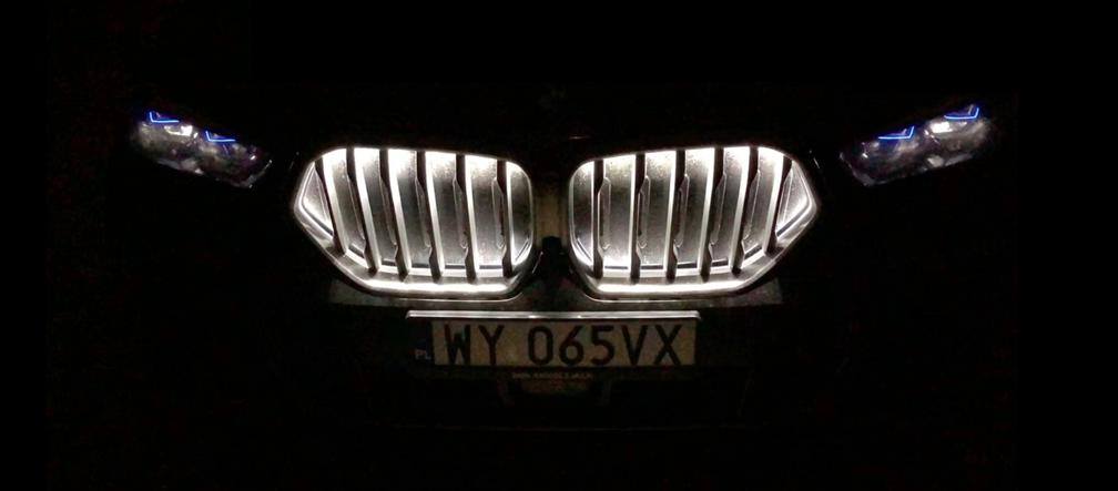 BMW X6 - funkcja podświetlania grilla Iconic Glow