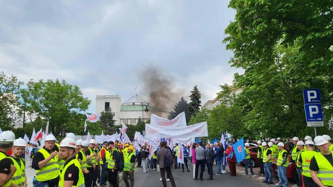 Protest hutników w Warszawie. Idą od Sejmu do Kancelarii Premiera