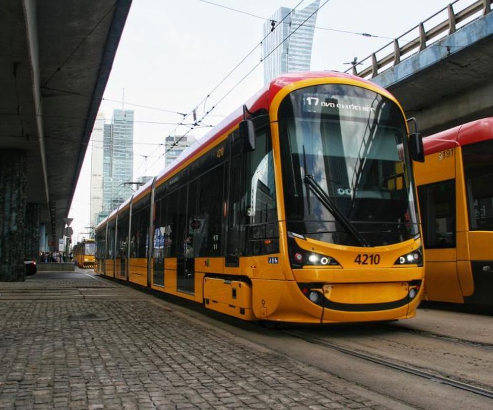 Opadła nam szczęka, gdy zobaczyliśmy, kto wsiadł do tramwaju w Warszawie! Królowa 