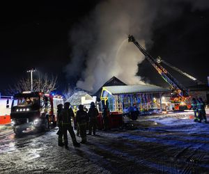 Akcja ratowniczo-gaśnicza w budynku dyskoteki w Wildze trwała przez całą noc.