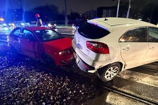 Warszawa, Wola. Dwie osobówki po zderzeniu wleciały na tory. Zablokowany ruch tramwajów