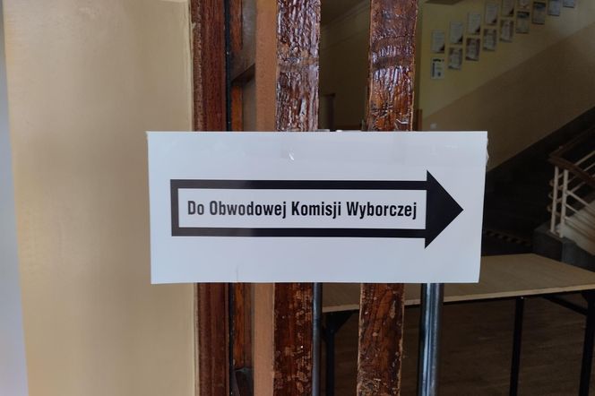 Incydent w lokalu wyborczym w Bielsku-Białej. Agresywny mężczyzna ugryzł jednego z członków komisji