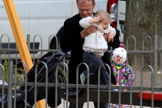 Donald Tusk spędza majówkę z wnukami. Zwycięsko wyszedł z drobnej opresji [ZDJĘCIA]