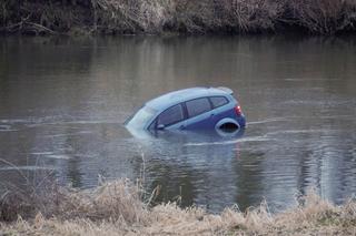 Samochód utonął w Odrze na oczach mieszkańców
