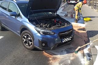 ​Wielki wyciek oleju po zderzeniu osobówki z ciężarówką na DK12 we Wschowie [ZDJĘCIA]