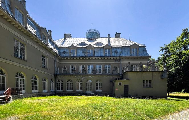 Pałac w Łubiu wystawiony na sprzedaż