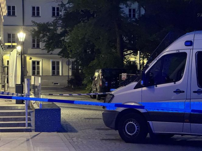 Uniwersytet Warszawski w żałobie. Przed budynkiem wystawiono zdjęcie zabitej 53-latki