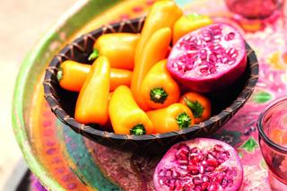 Owoce i warzywa w kuchni jako czasowa dekoracja – piętrowe skrzyneczki