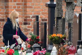 Monika Olejnik odwiedza grób rodziców