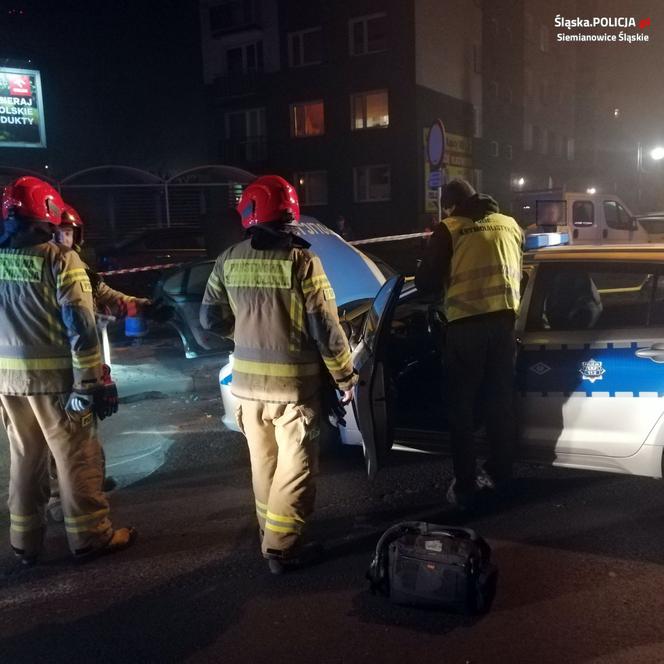 Śląskie: Zderzył się z radiowozem i uciekł. W samochodzie zostawił 3-letnie dziecko [ZDJĘCIA]