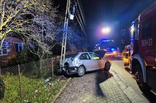 17-latek skosił autem słup energetyczny