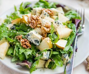 Sałatka z gruszką i orzechami – lekka, chrupiąca i pełna doskonale skomponowanych smaków