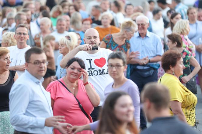 Potańcówka przed teatrem w Katowicach