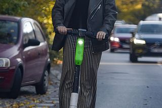 Olga Bołądź na hulajnodze