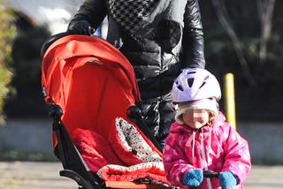 1PUBL_KATARZYNA CICHOPEK NA SPACERZE Z DZIEĆMI