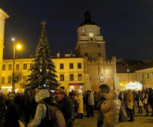 Lublin gotowy na święta Bożego Narodzenia. Kolorowe iluminacje rozświetliły miasto