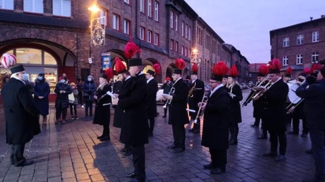 Barbórka w czasach zarazy, Górnicza orkiestra mimo pandemii obudziła mieszkańców Nikiszowca! [ZDJĘCIA]
