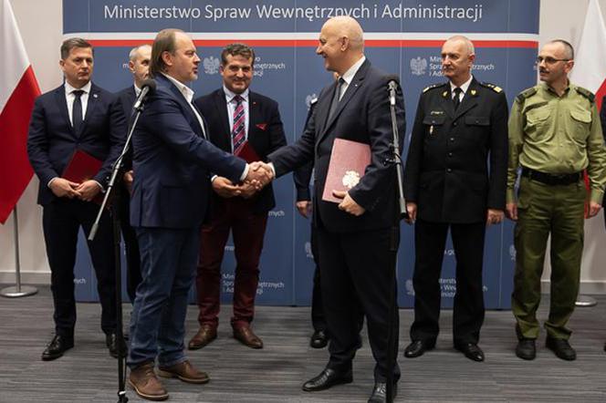 Minister Joachim Brudziński i przedstawiciele strony społecznej podpisali porozumienie kończące akcję protestacyjną policjantów