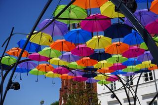Kolorowe parasolki nad ulicą Kilińskiego w Białymstoku