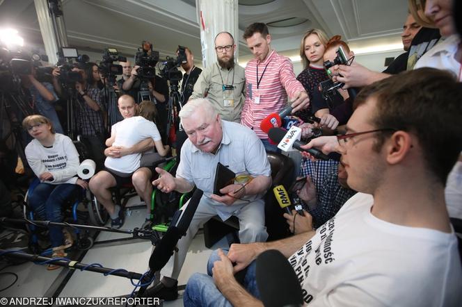 Lech Wałęsa spotkał się z niepełnosprawnymi protestującymi w Sejmie
