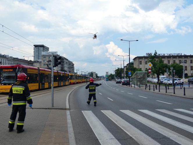 Nastolatka wpadła pod rozpędzony tramwaj przy rondzie de Gaulle’a w Warszawie. Trafiła do szpitala