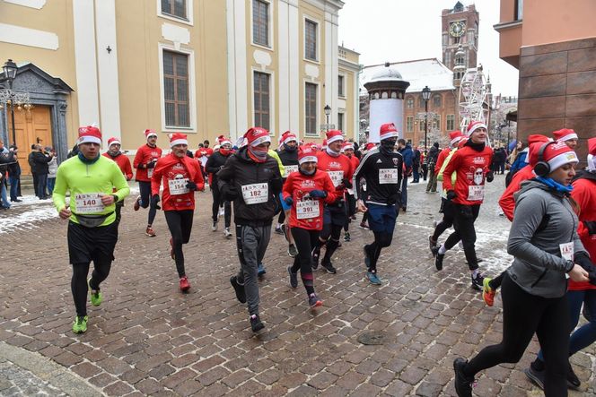 21. edycja Festiwalu Biegów Świętych Mikołajów w Toruniu. 2000 uczestników na starcie