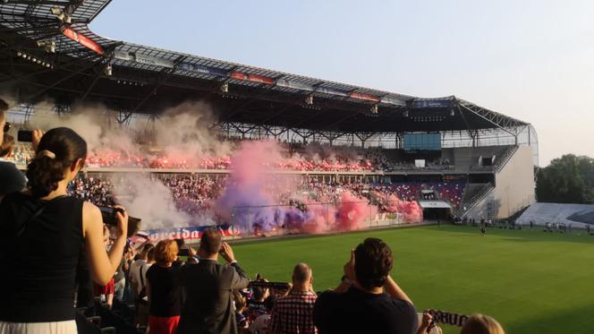 Tak kibice przywitali Łukasza Podolskiego w Górniku Zabrze. Szaleństwo na stadionie [ZDJĘCIA]
