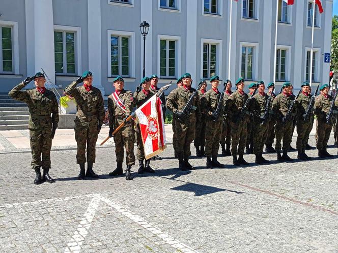 Na Skwerze Niepodległości w Siedlcach można było wysłuchać okolicznościowych przemówień i Apelu Pamięci Oręża Polskiego