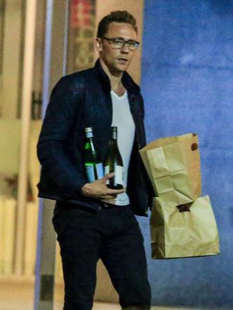 Tom Hiddleston z jedzeniem na wynos