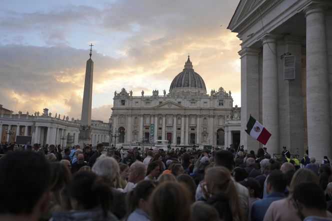Tłumy w Watykanie. Wierni oddają hołd papieżowi Franciszkowi