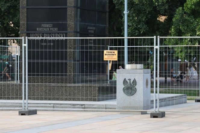 Pomnik Józefa Piłsudskiego w Lublinie ogrodzony